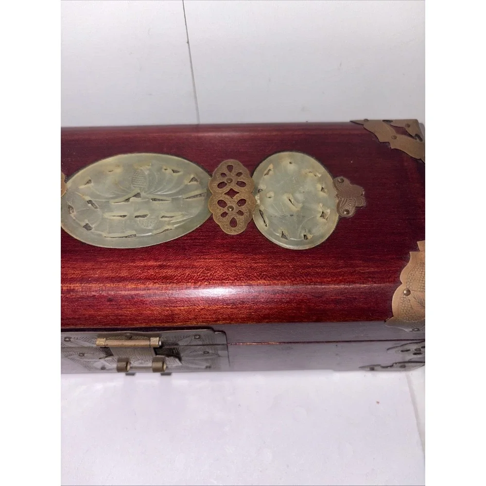 Vintage Beautiful Chinese Locking‎ Wood Jewelry Box Jade Inlay Brass Mounts - Picture 4 of 9